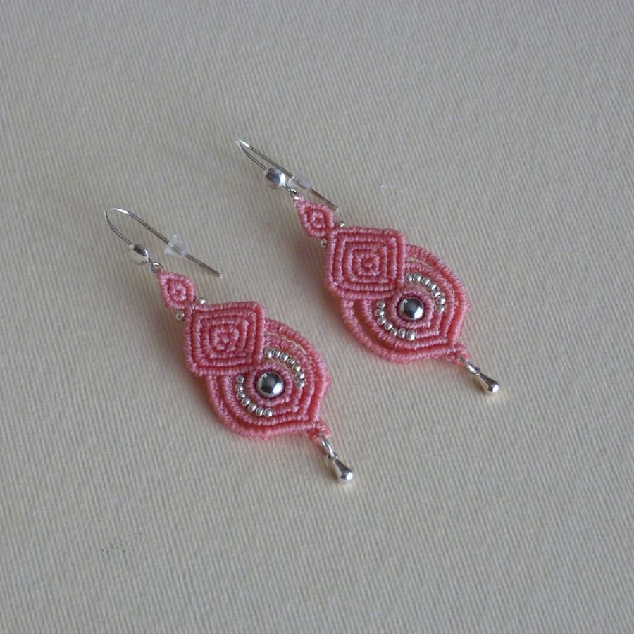 Micro macramé rosa örhängen med krokar i 925 silver