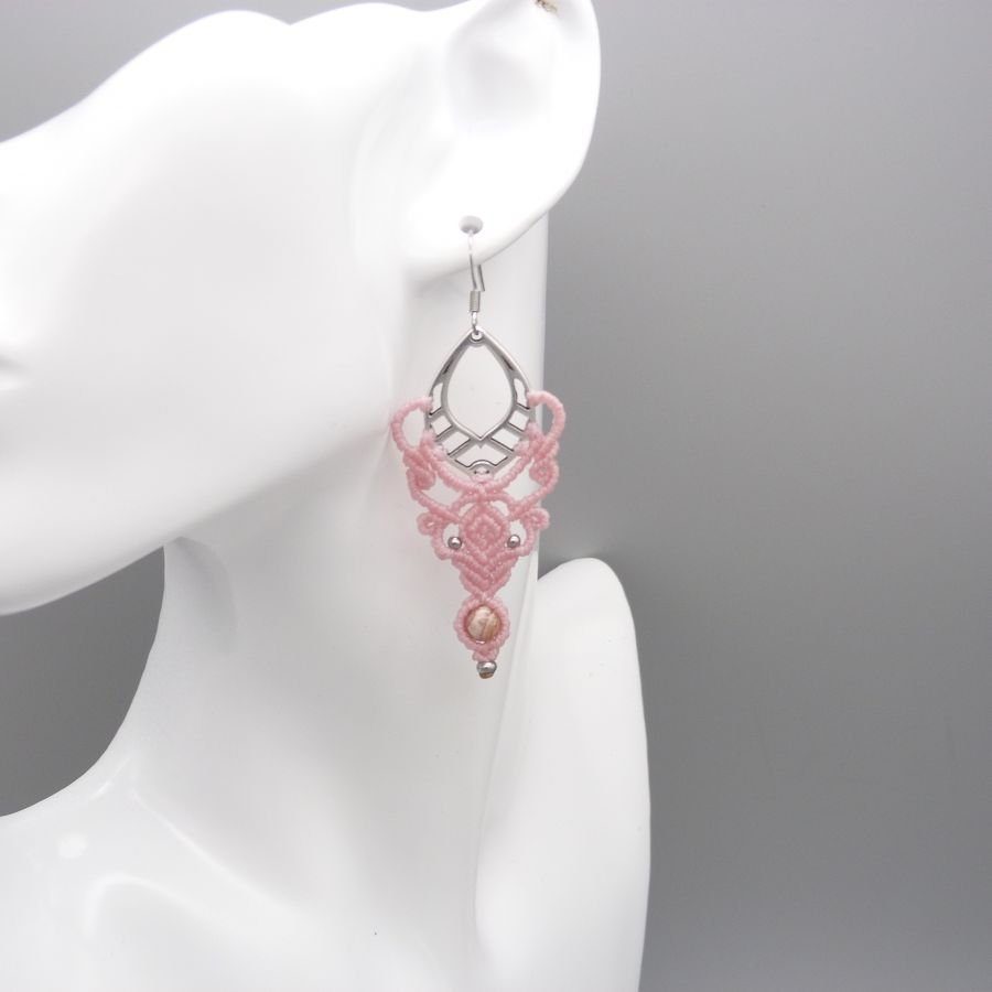 Rosa mikro-macramé örhängen med en rhodochrosite sten pärla