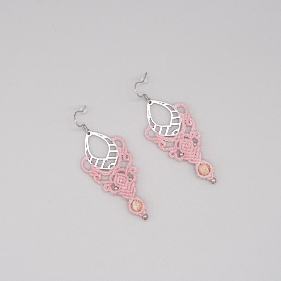 Rosa mikro-macramé örhängen med en rhodochrosite sten pärla