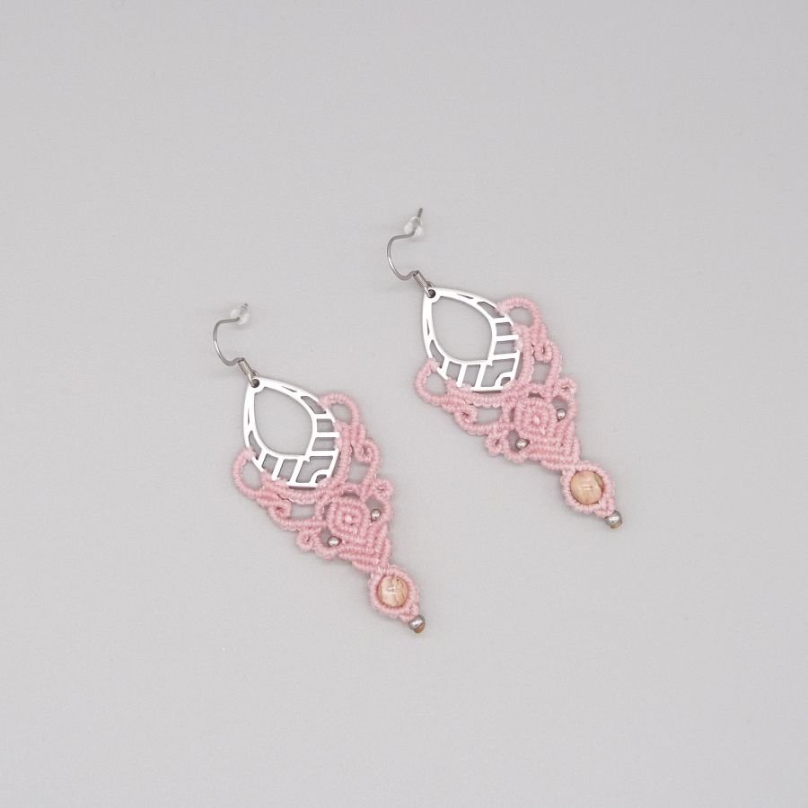 Rosa mikro-macramé örhängen med en rhodochrosite sten pärla