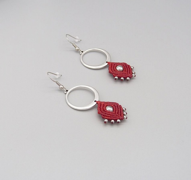 R&ouml;da &ouml;rh&auml;ngen i mikro-macram&eacute;  