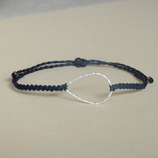Bracelet  bleu fonc&eacute; en micro-macram&eacute; avec une goutte en argent