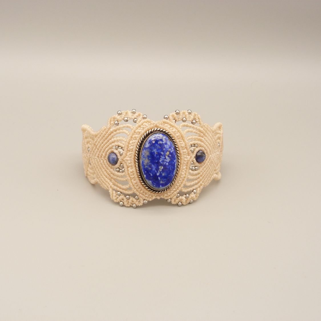 Ljusbeige mikro-macramé armband med lapis lazuli