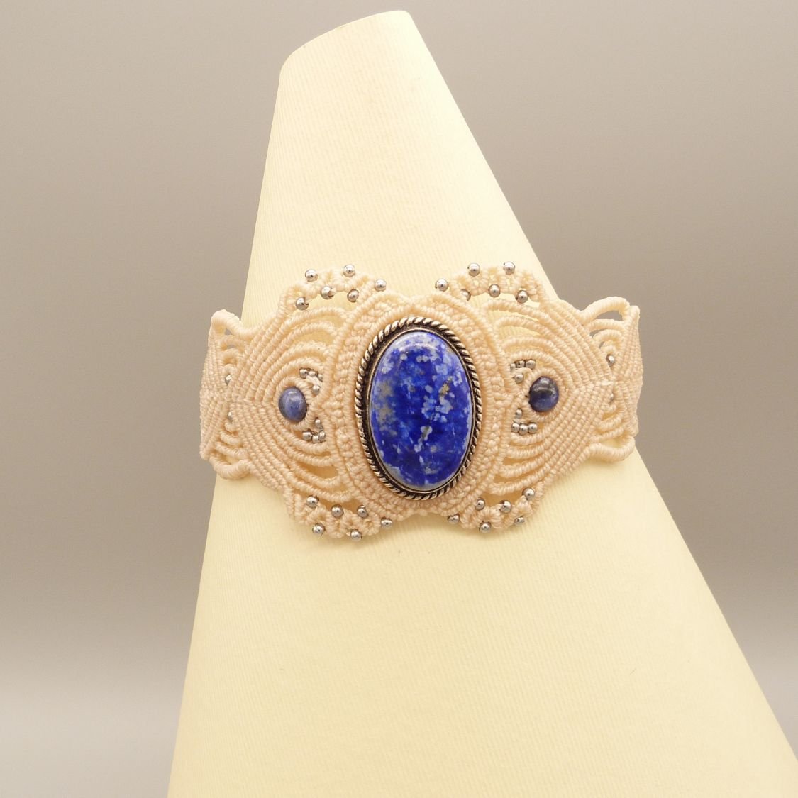 Ljusbeige mikro-macramé armband med lapis lazuli