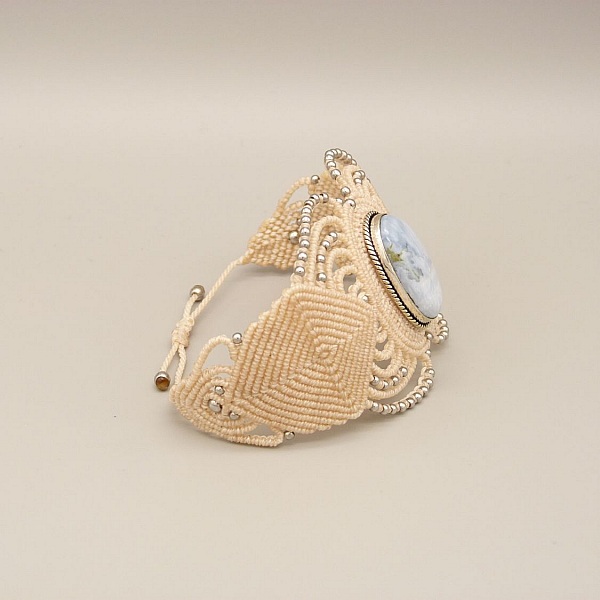 Ljusbeige mikro-macram&eacute; armband med en agat