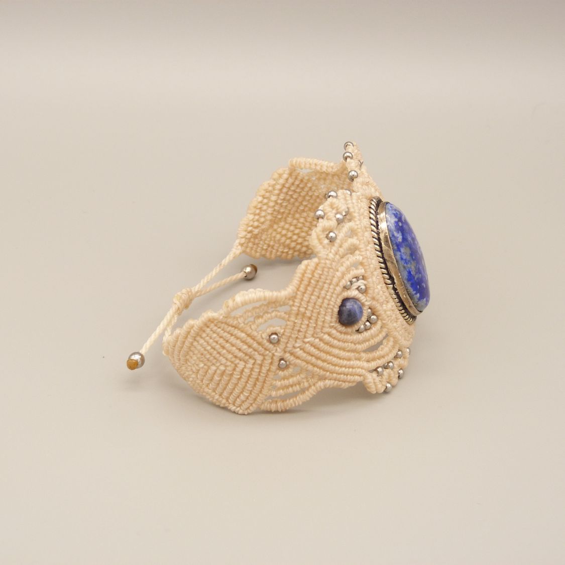 Ljusbeige mikro-macramé armband med lapis lazuli