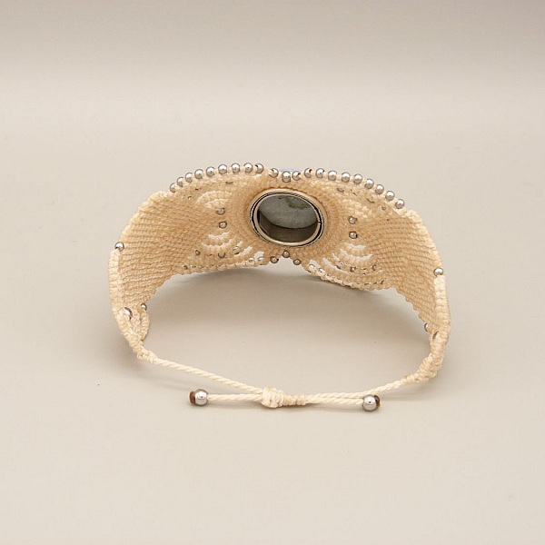 Ljusbeige mikro-macram&eacute; armband med en agat