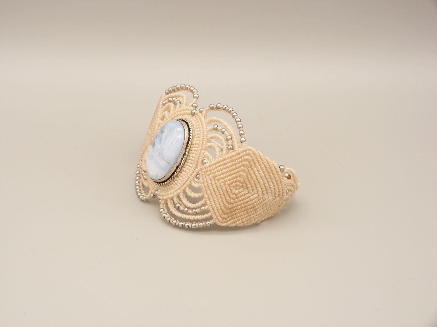 Ljusbeige mikro-macramé armband med en agat