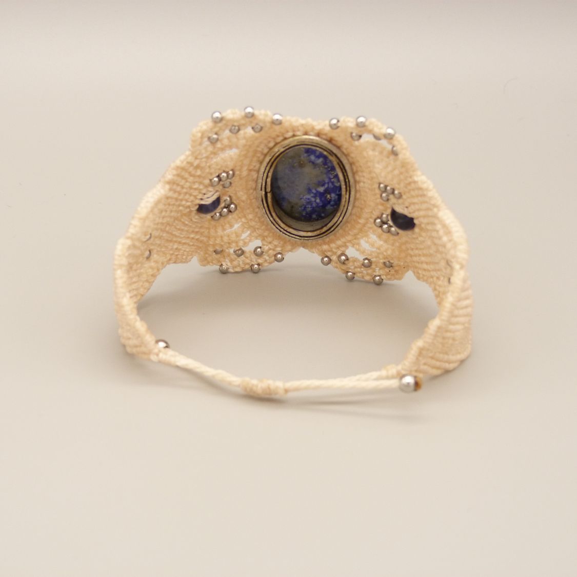 Ljusbeige mikro-macramé armband med lapis lazuli