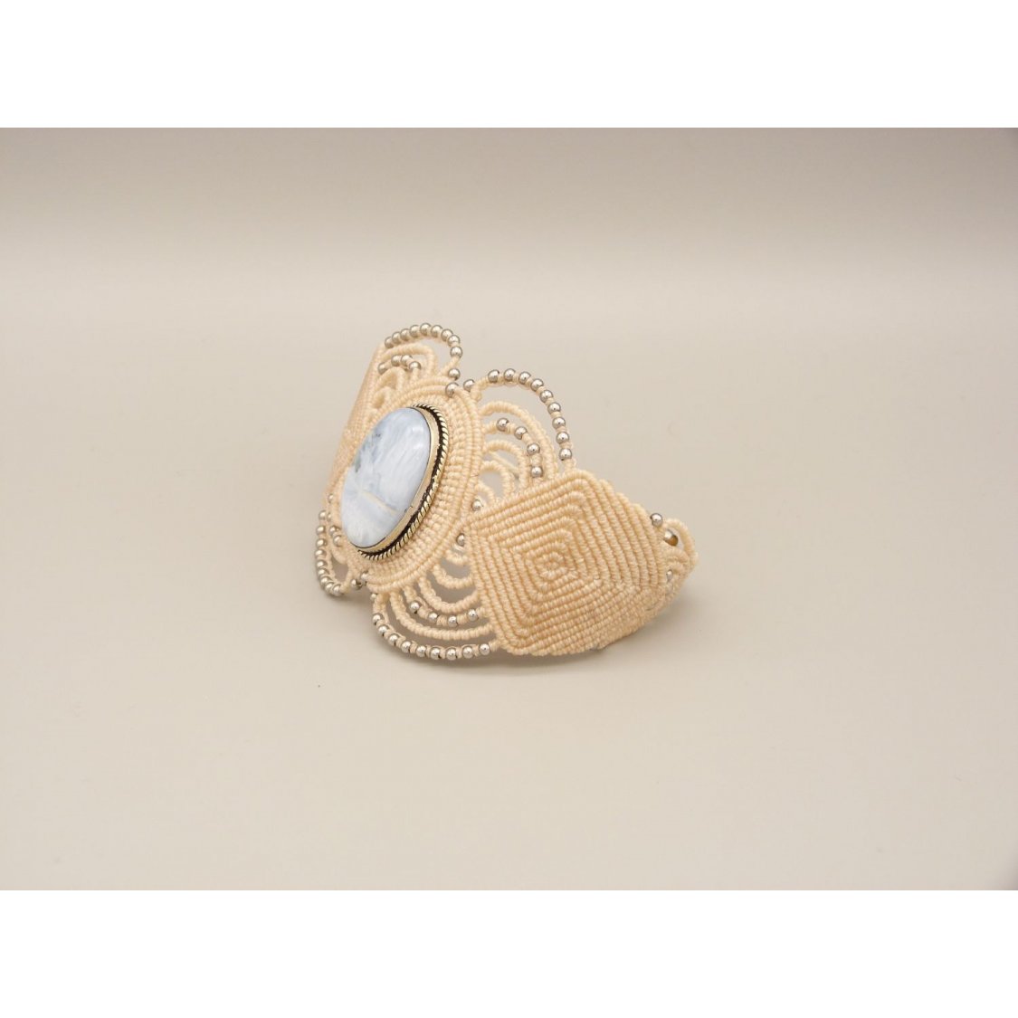 Ljusbeige mikro-macramé armband med en agat