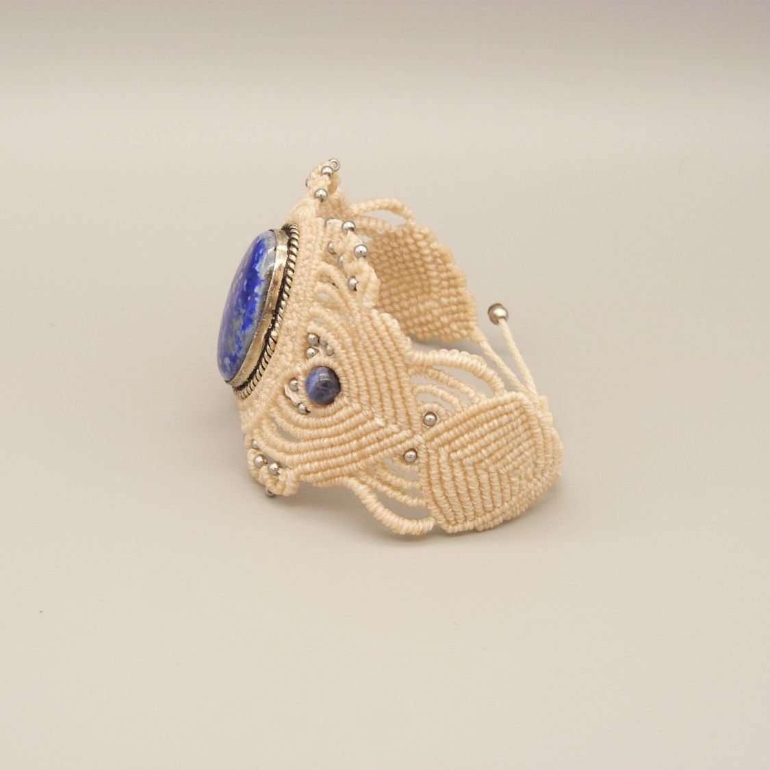 Ljusbeige mikro-macramé armband med lapis lazuli