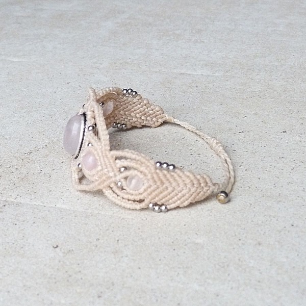 Off-white micro-macram&eacute; armband med en rose kvarts sten