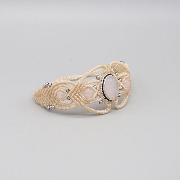 Off-white micro-macram&eacute; armband med en rose kvarts sten