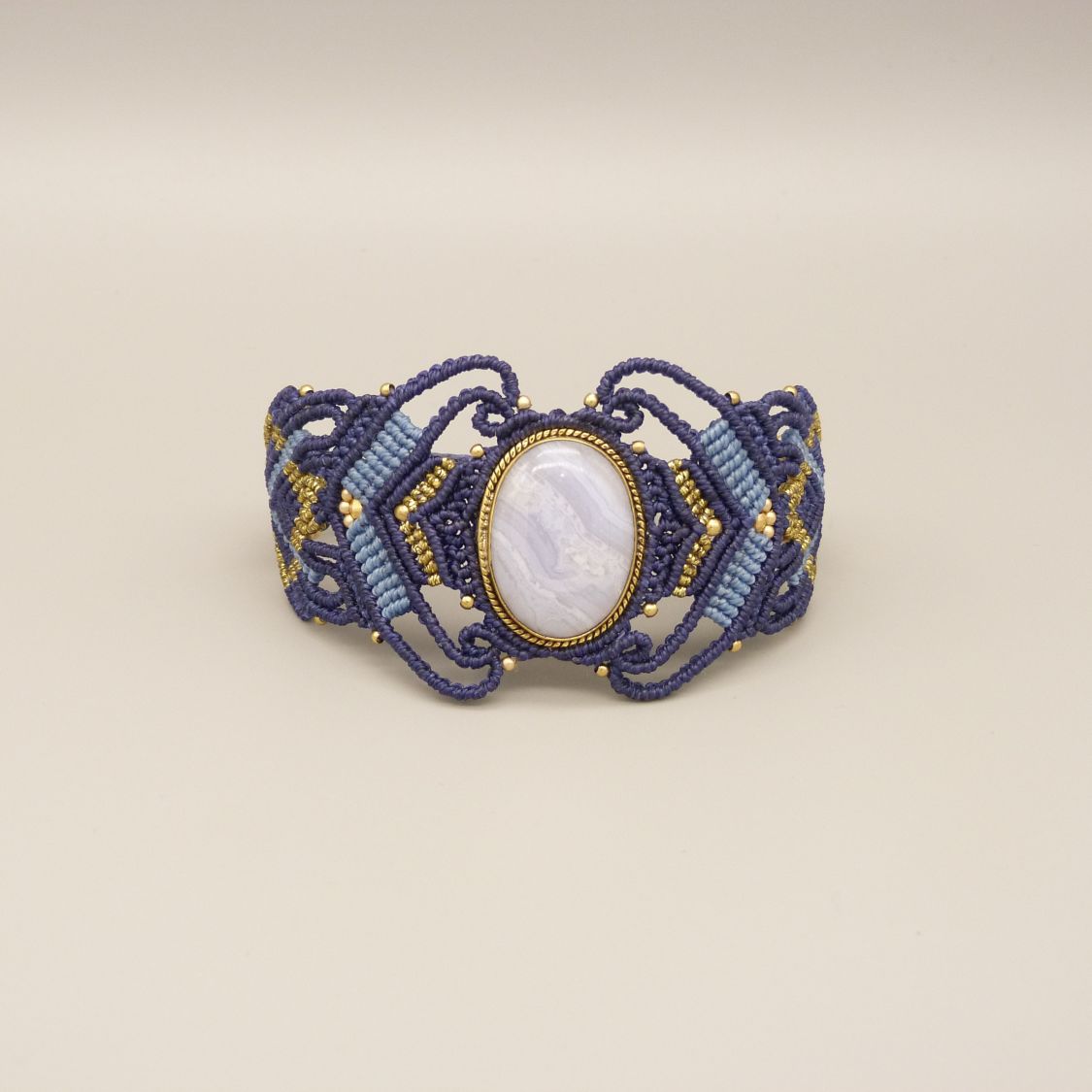 Midnattsblå mikro-macramé armband med en bandagat i guldmetall