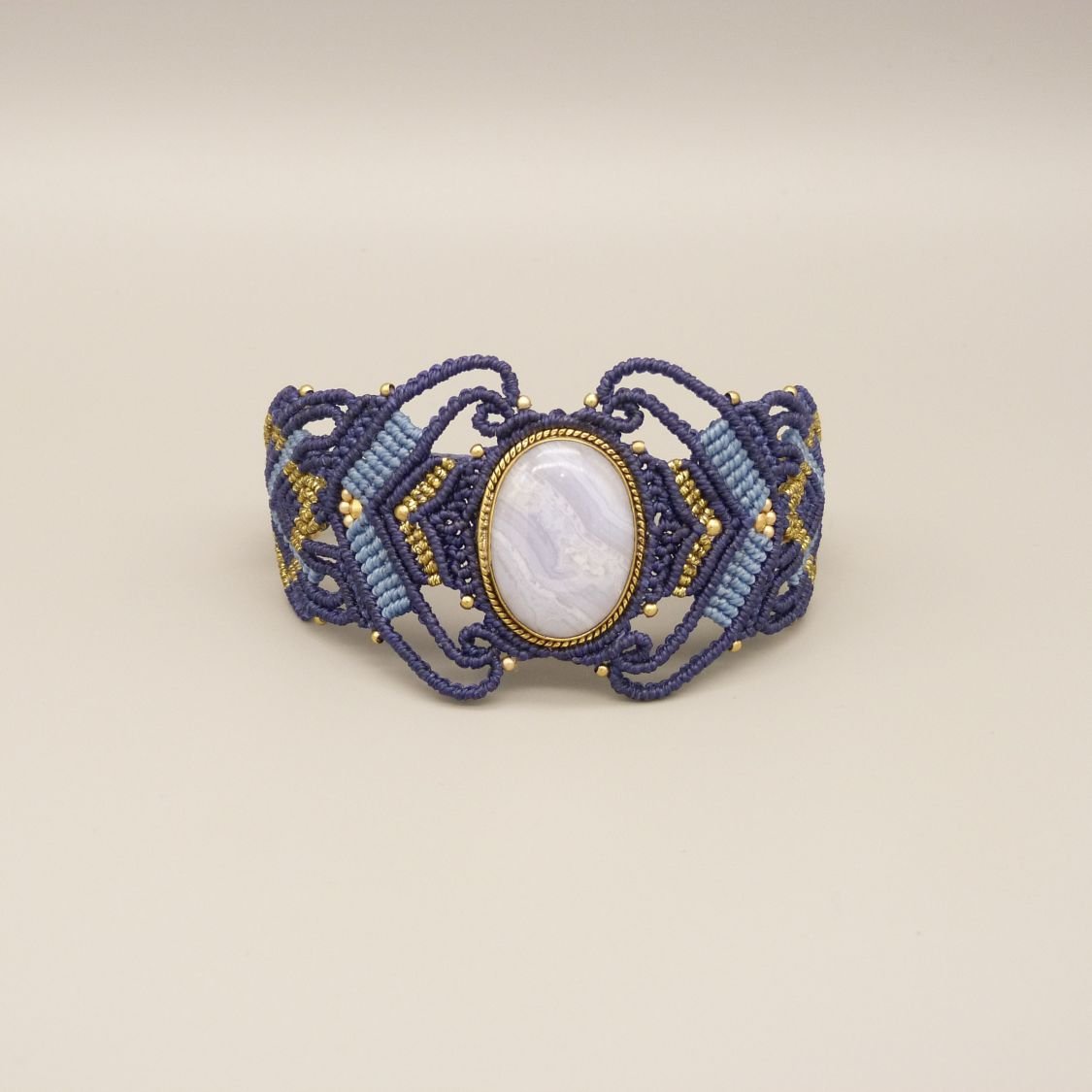 Midnattsblå mikro-macramé armband med en bandagat i guldmetall