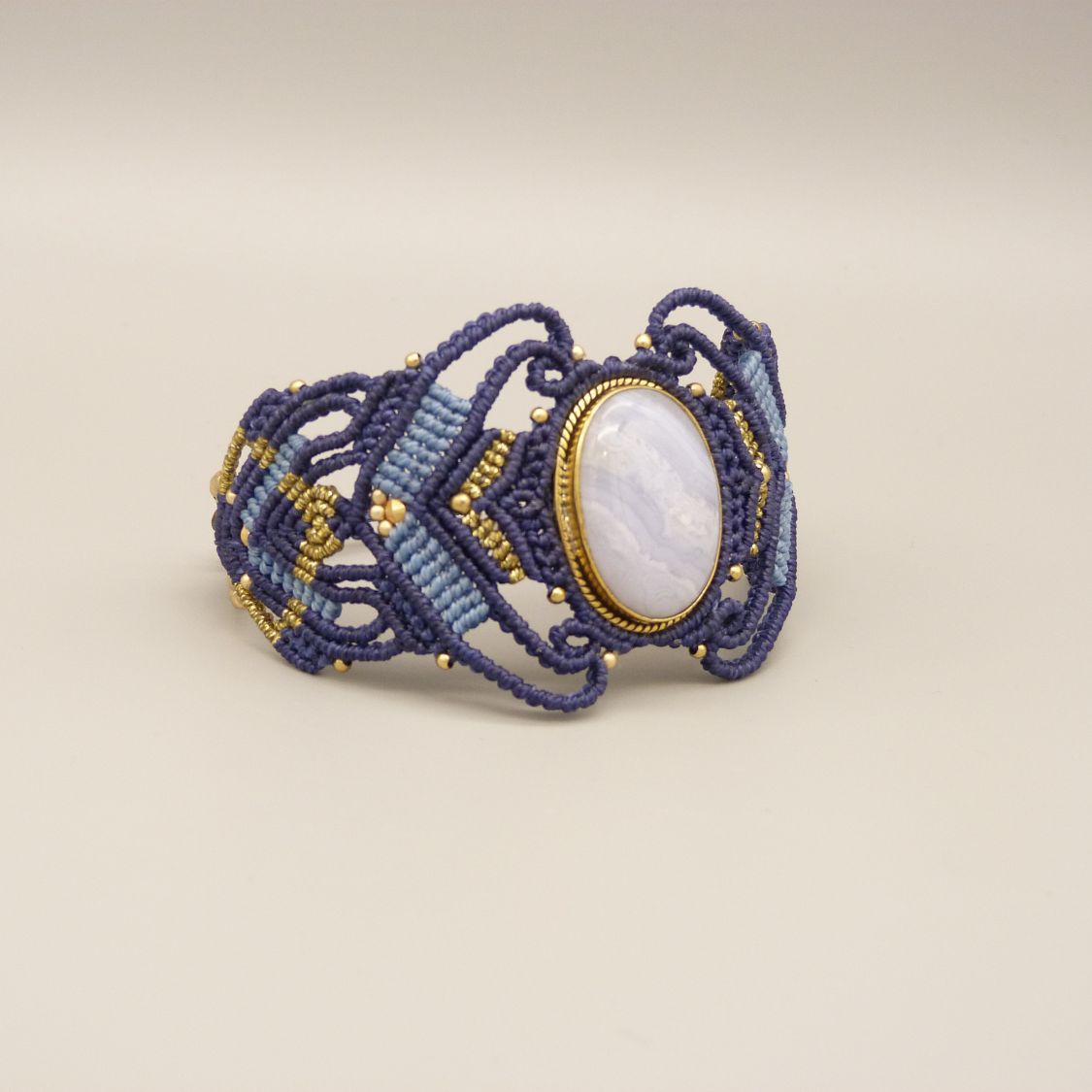 Midnattsblå mikro-macramé armband med en bandagat i guldmetall