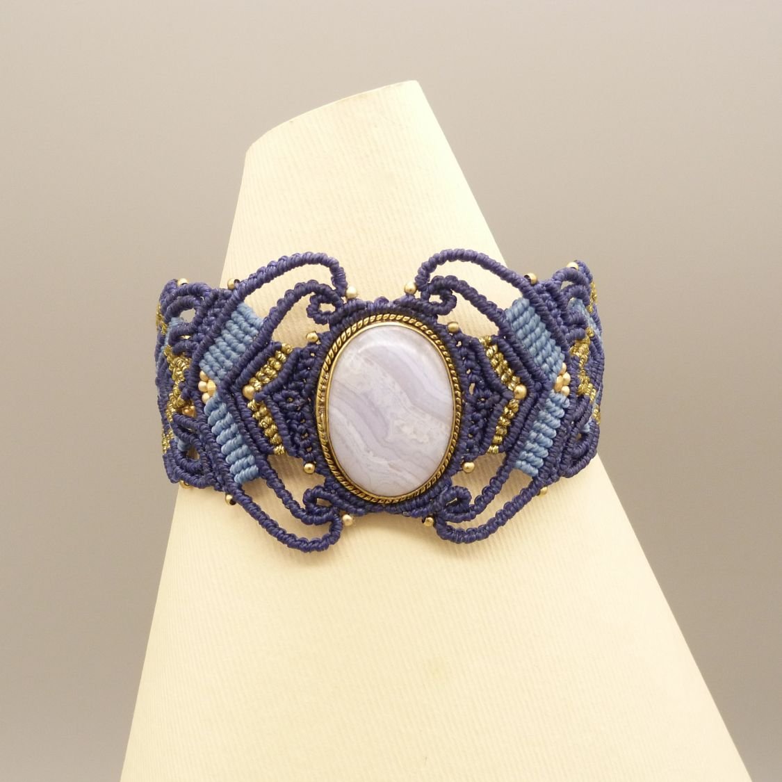 Midnattsblå mikro-macramé armband med en bandagat i guldmetall