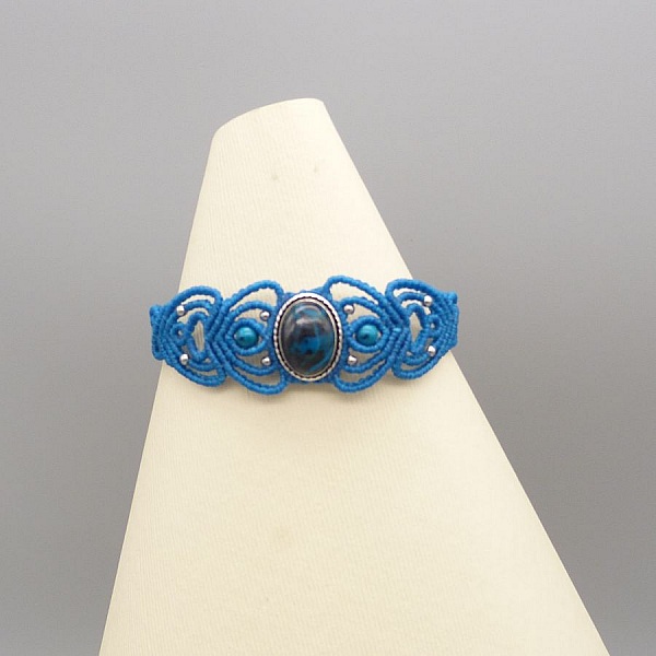 Bracelet en micro-macram&eacute; bleu turquoise avec une pierre chrysocolle sertie de m&eacute;tal