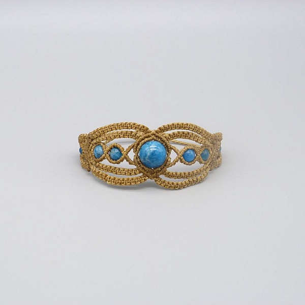 Ljusbrunt mikro-macram&eacute; armband med apatitp&auml;rlor