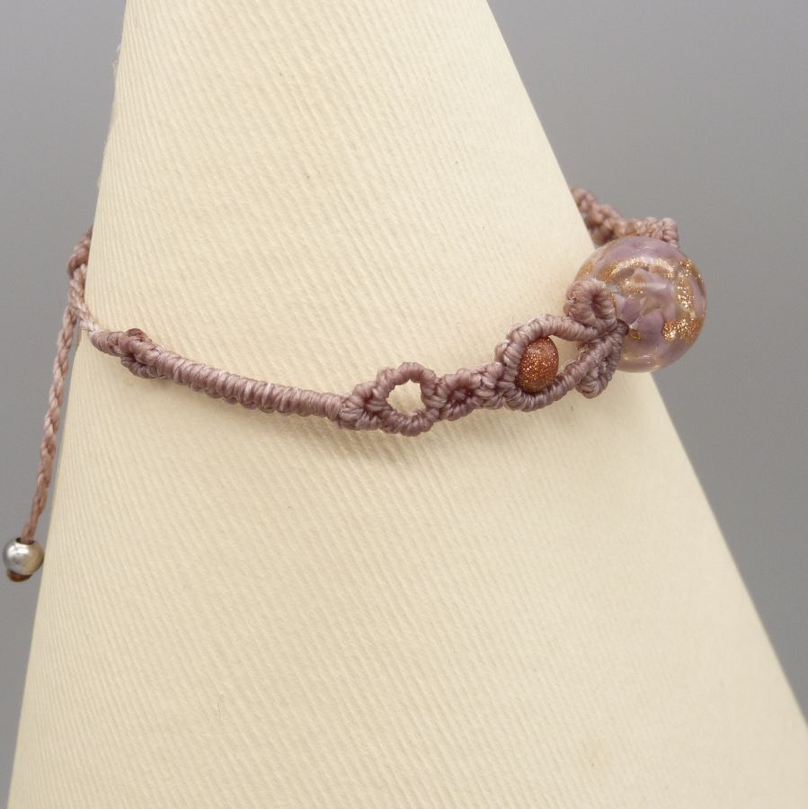 Micro makramé armband i taupe färg med en glaspärla
