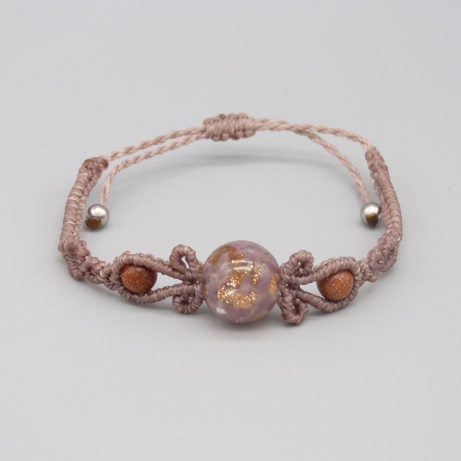 Micro makramé armband i taupe färg med en glaspärla