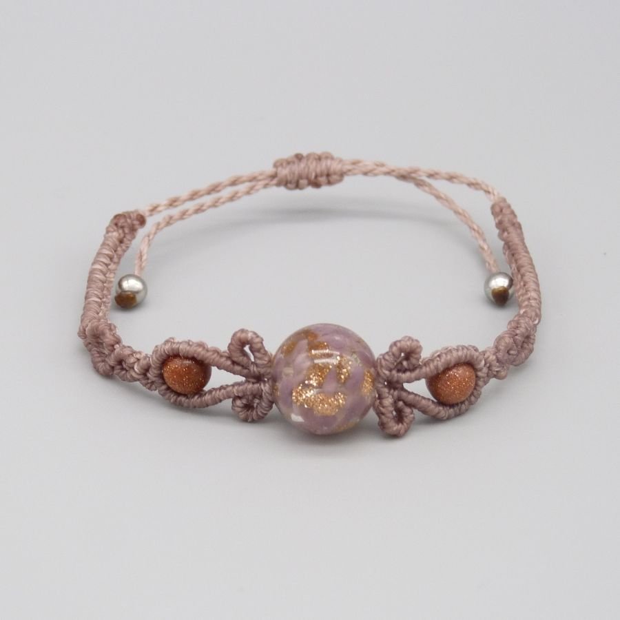 Micro makramé armband i taupe färg med en glaspärla