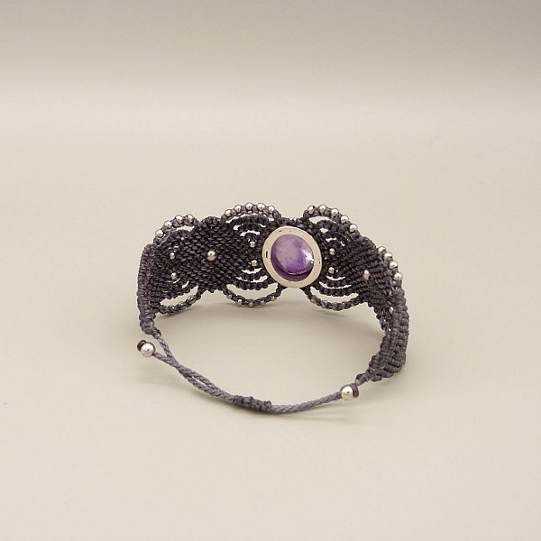 Bracelet en micro-macram&eacute; gris fonc&eacute; avec une am&eacute;thyste sertie de m&eacute;tal