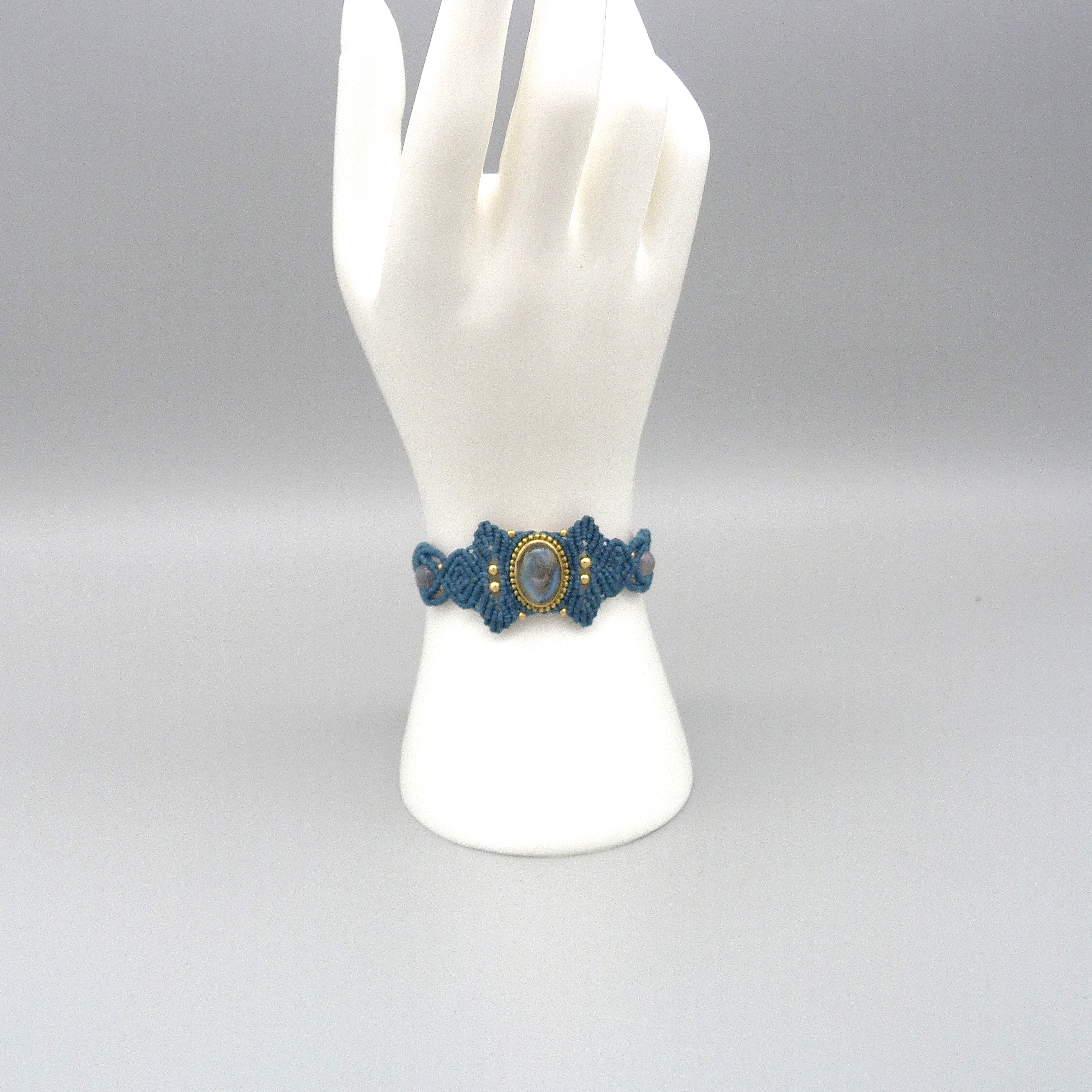 Bracelet en micro-macram&eacute; avec une labradorite sertie de laiton