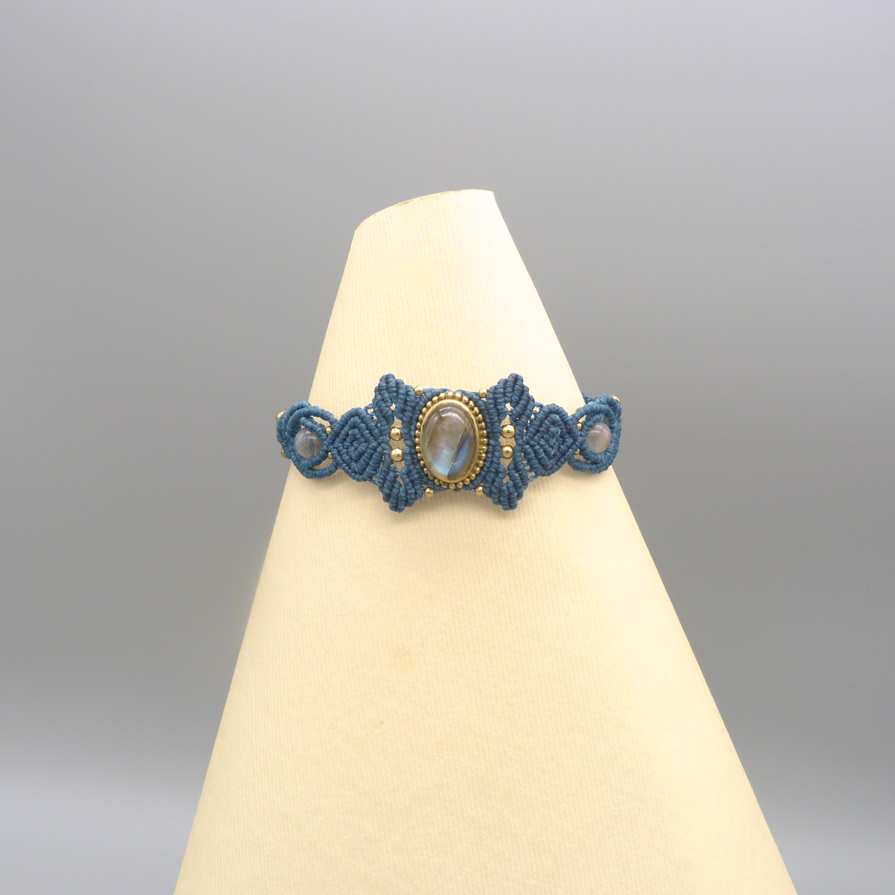 Bracelet en micro-macram&eacute; avec une labradorite sertie de laiton