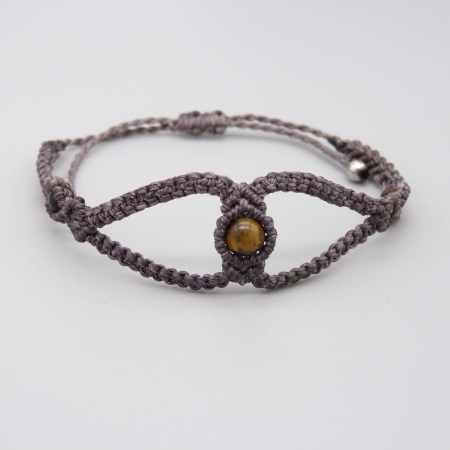 Lila mikro-macramé armband med tre tiger eye pärlor