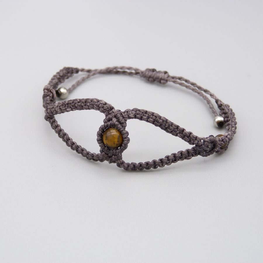 Lila mikro-macramé armband med tre tiger eye pärlor