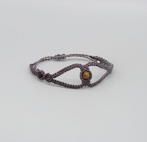 Lila mikro-macram&eacute; armband med tre tiger eye p&auml;rlor