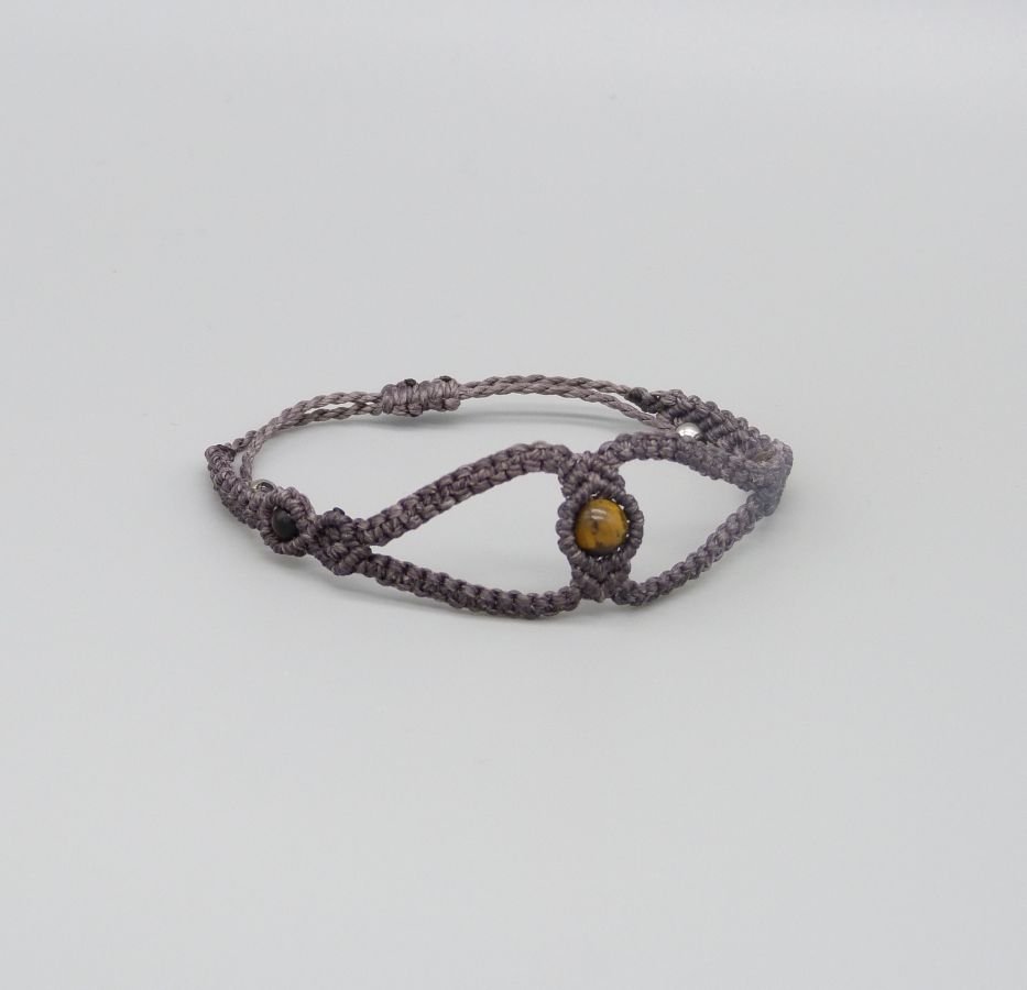 Lila mikro-macramé armband med tre tiger eye pärlor