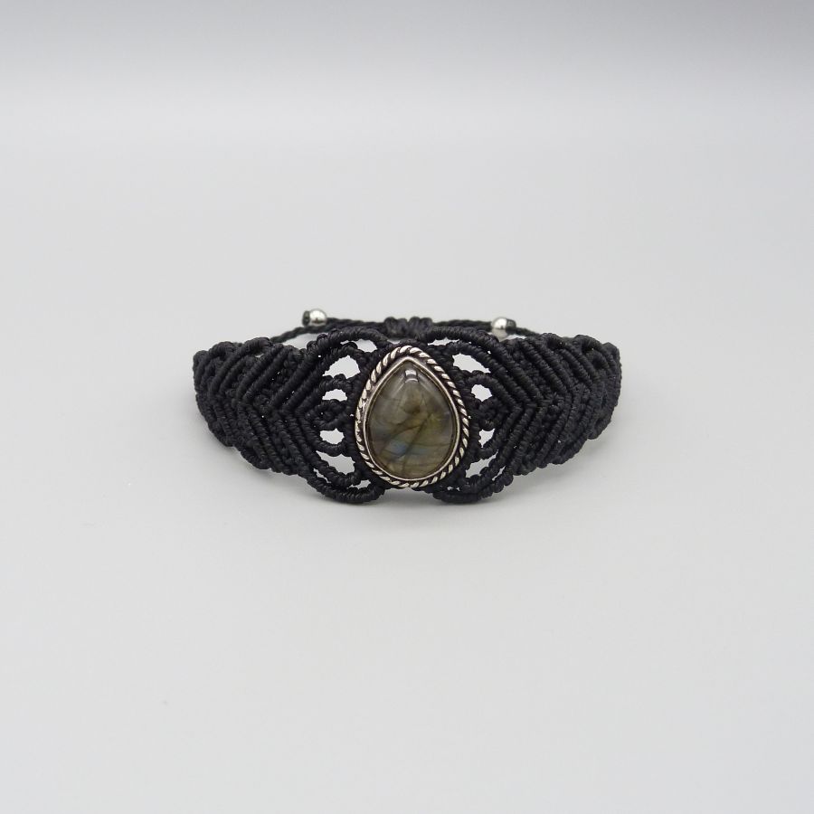 Svart mikro-macramé armband med en labradorit i mitten