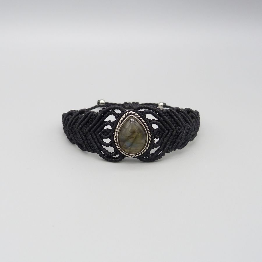 Svart mikro-macramé armband med en labradorit i mitten