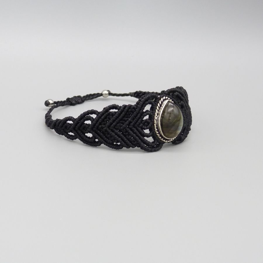Svart mikro-macramé armband med en labradorit i mitten