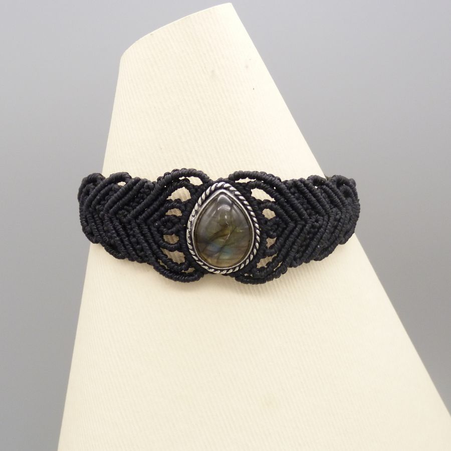 Svart mikro-macramé armband med en labradorit i mitten