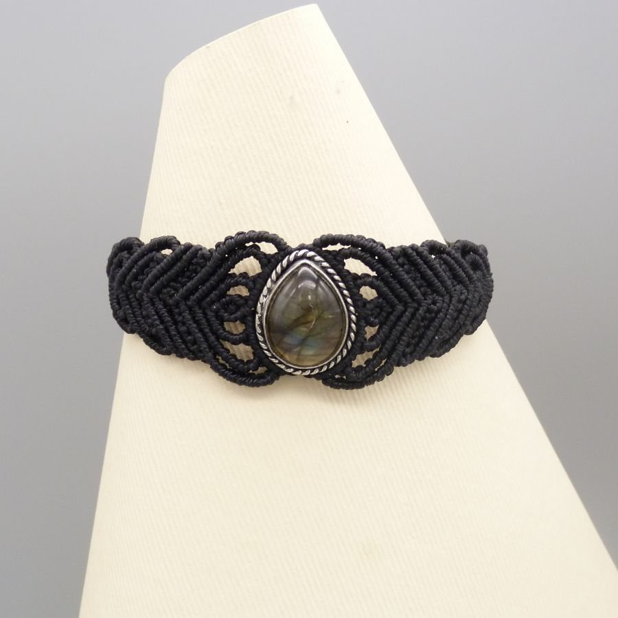 Svart mikro-macramé armband med en labradorit i mitten