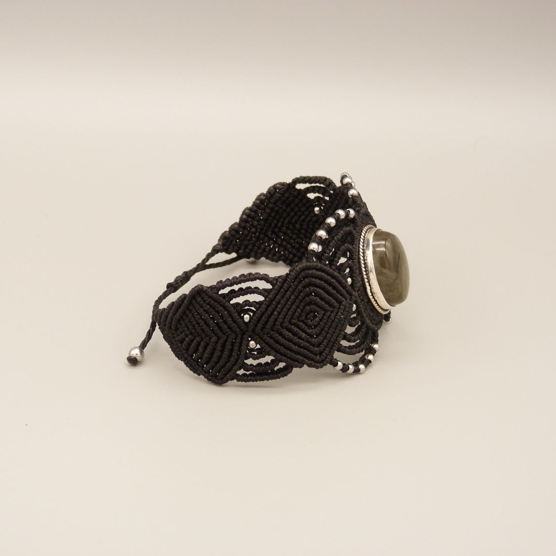 Svart mikro-macramé armband med en labradorit i mitten
