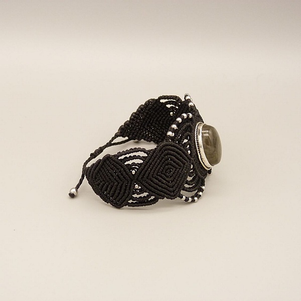 Svart mikro-macram&eacute; armband med en labradorit i mitten