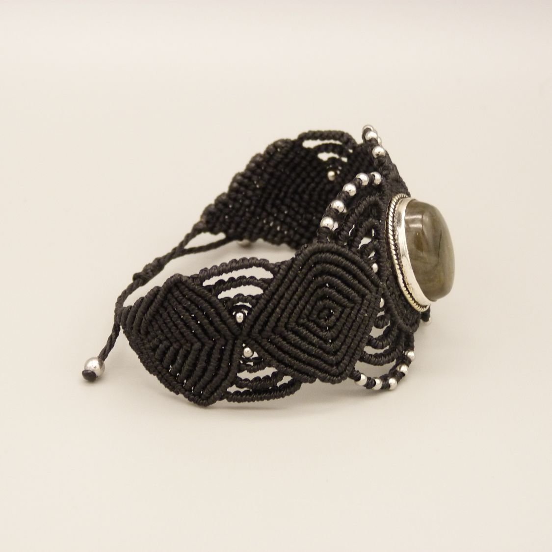Svart mikro-macramé armband med en labradorit i mitten