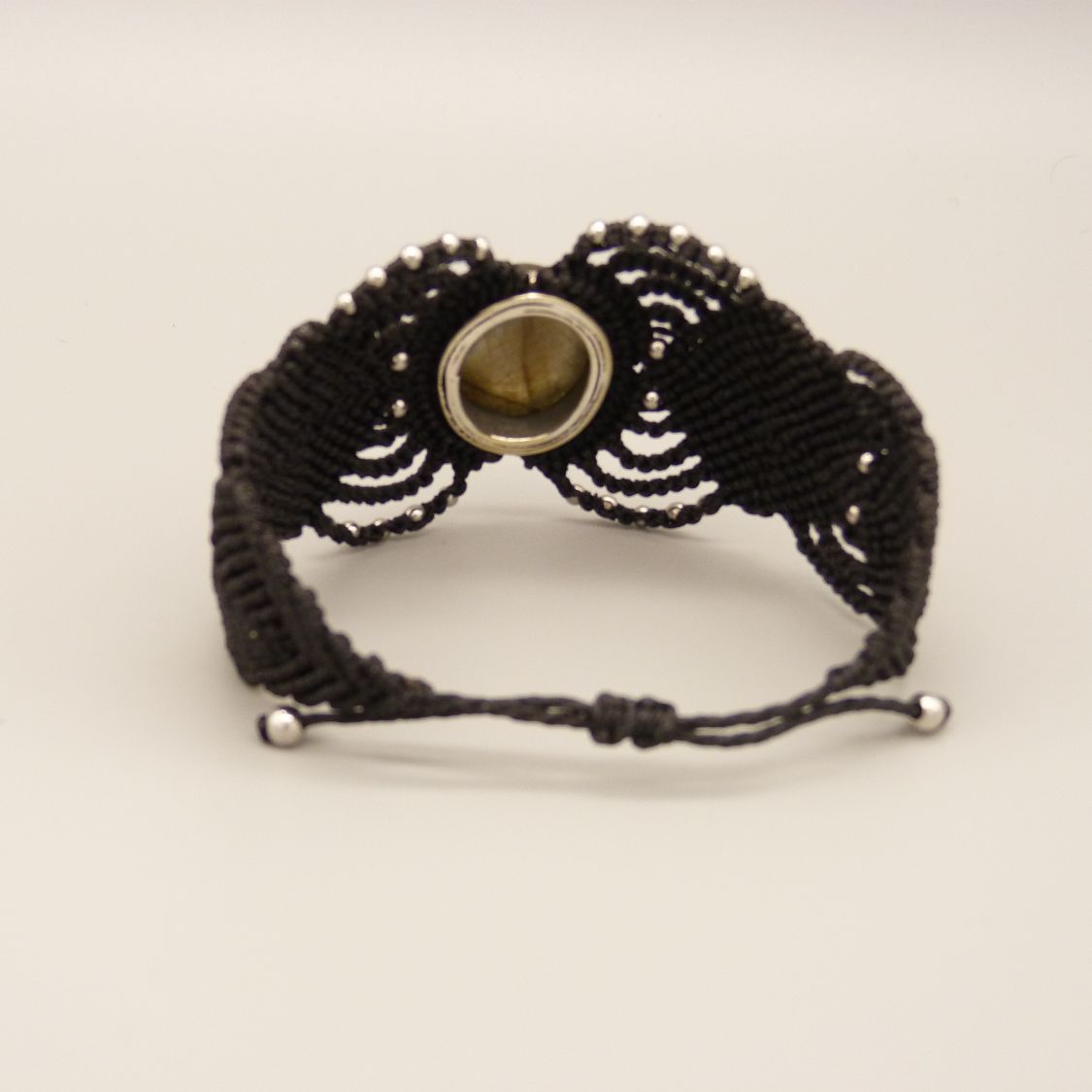 Svart mikro-macramé armband med en labradorit i mitten
