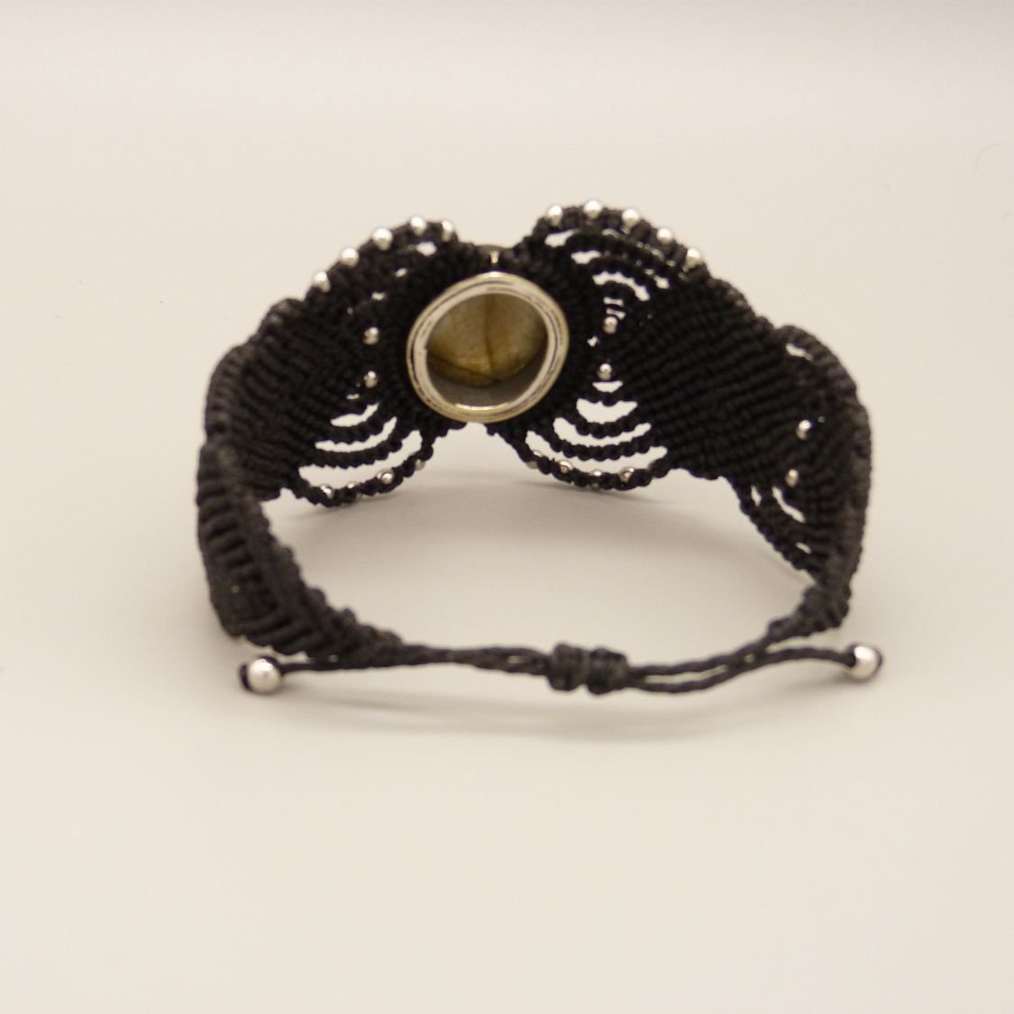 Svart mikro-macramé armband med en labradorit i mitten