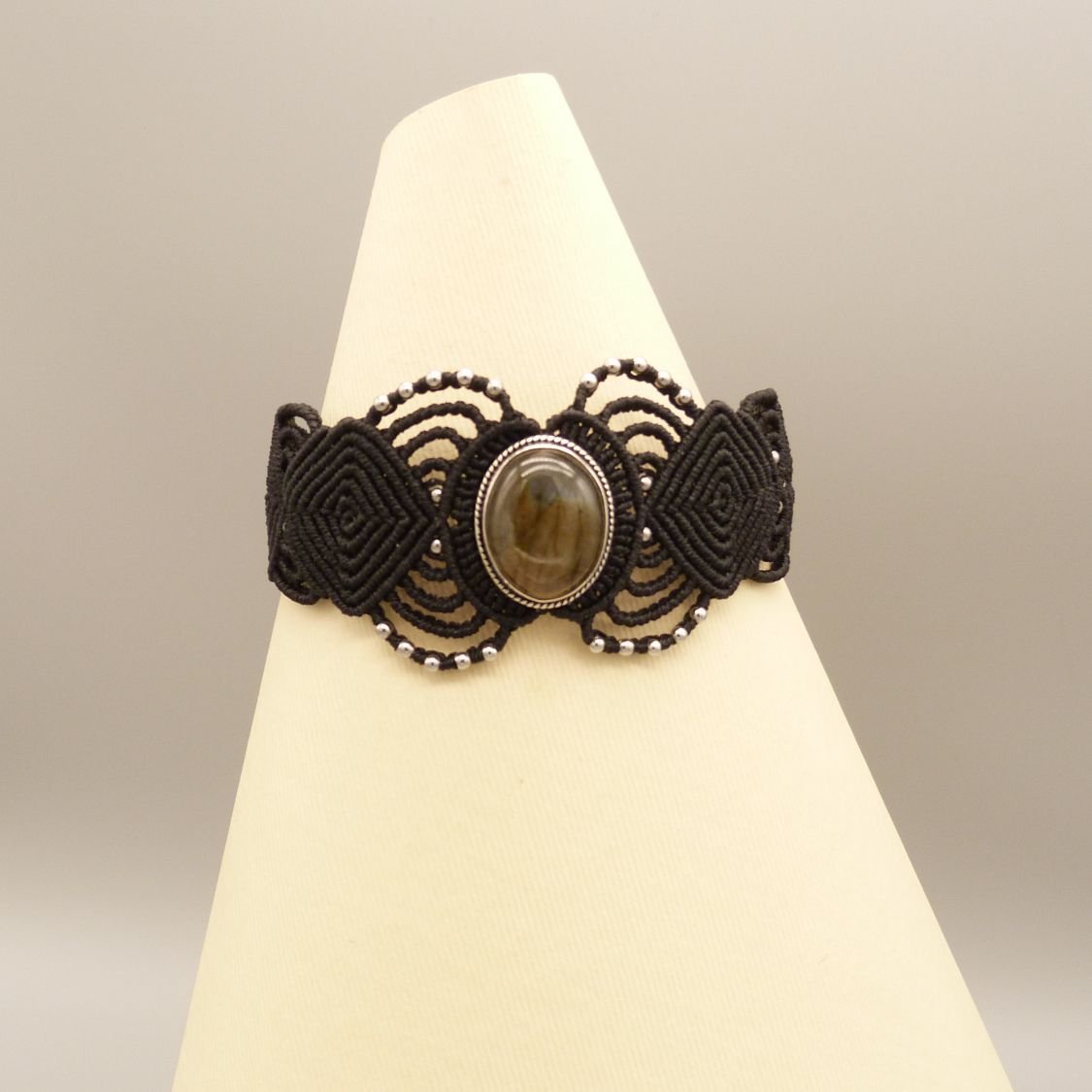 Svart mikro-macramé armband med en labradorit i mitten