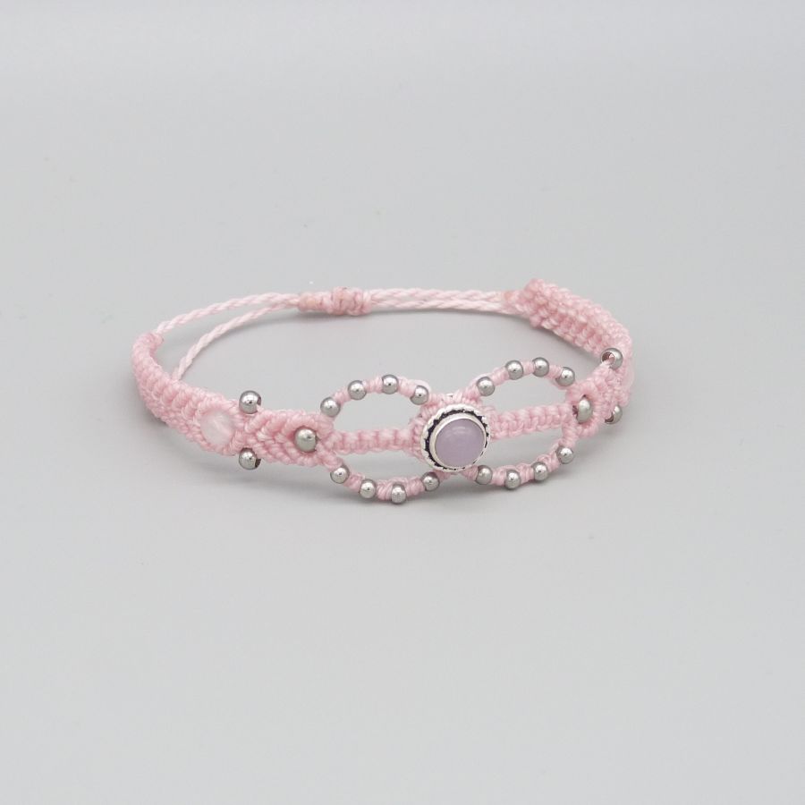 Rosa mikro-macramé armband med en sten av rosakvarts