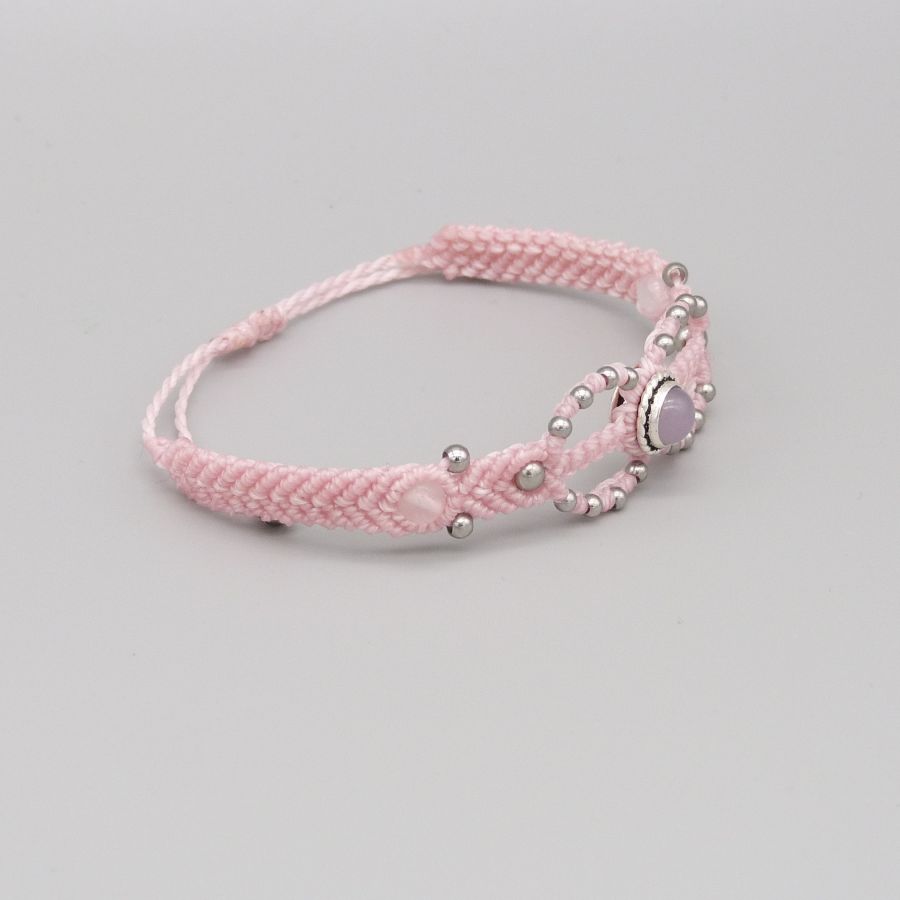 Rosa mikro-macramé armband med en sten av rosakvarts