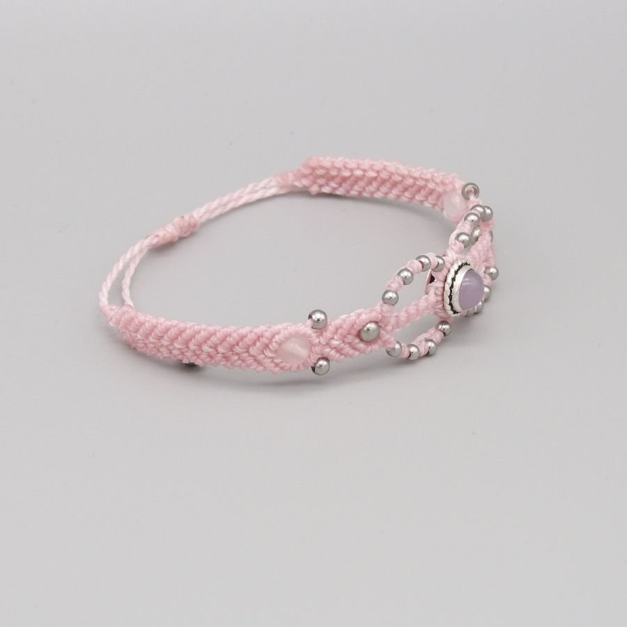 Rosa mikro-macramé armband med en sten av rosakvarts