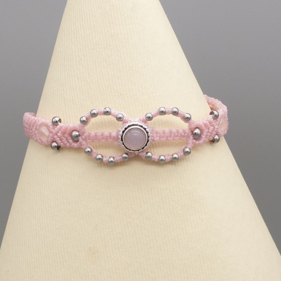 Rosa mikro-macramé armband med en sten av rosakvarts