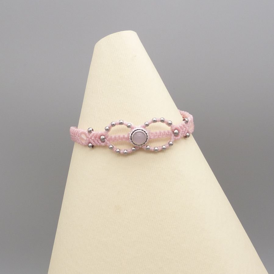 Rosa mikro-macramé armband med en sten av rosakvarts