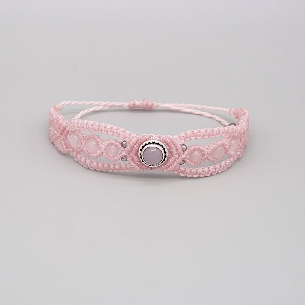 Rosa mikro-macram&eacute; armband med en rosa kvartssten